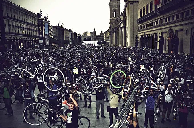 Así pedalean los ciclistas de Zaragoza