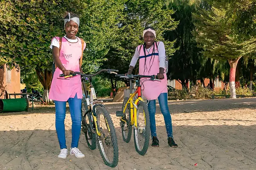 Niñas de Senegal con sus bicicletas proporcionadas por Bicicletas Sin Fronteras.