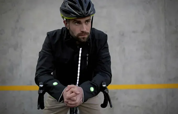 La chaqueta ciclista que nos avisa cuándo girar y señaliza nuestras maniobras