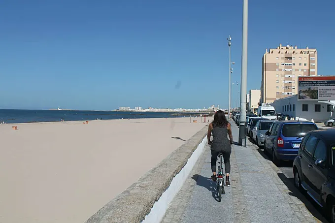 Cádiz define el nuevo carril bici e instala aparcamientos