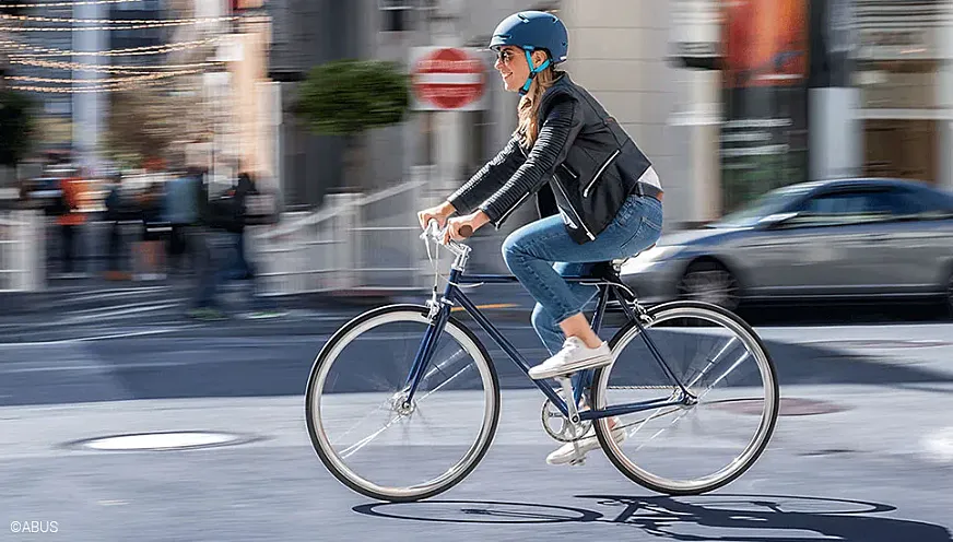 El catálogo de Abus incluye una larga y variada gama de cascos para ciclismo urbano.