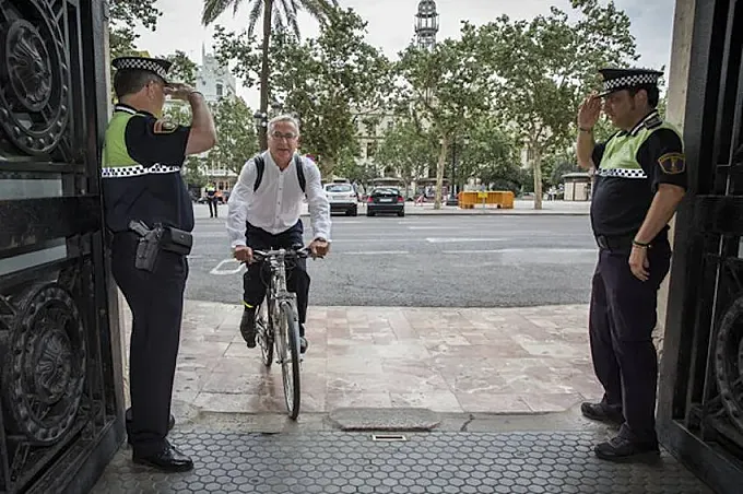 Joan Ribó se estrena como alcalde de Valencia en bicicleta