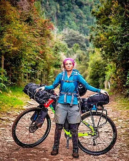 Mujer cicloturista en ruta. Foto: Push Bike Girl.