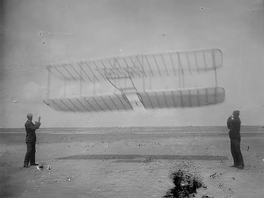 Uno de los primeros vuelos del invento de los hermanos Wright.