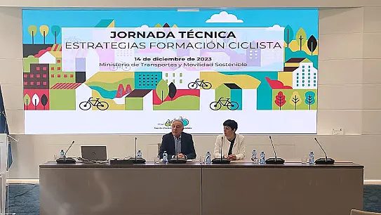 Antoni Poveda y Marta Serrano dando la bienvenida a la Jornada Técnica.