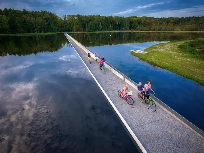 Animales acuáticos: el carril bici sobre el agua de Genk