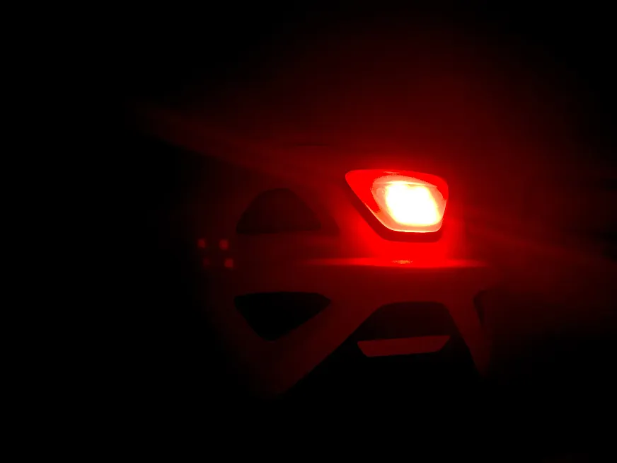 Las luces LED del casco Met Mobilite MIPS le dan una muy buena visibilidad por la noche (foto: R.V.)