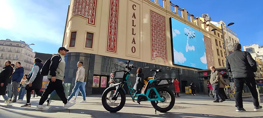 Economía, practicidad, movilidad y seguridad. ¿En qué aspectos gana la bicicleta eléctrica a la moto en ciudad?