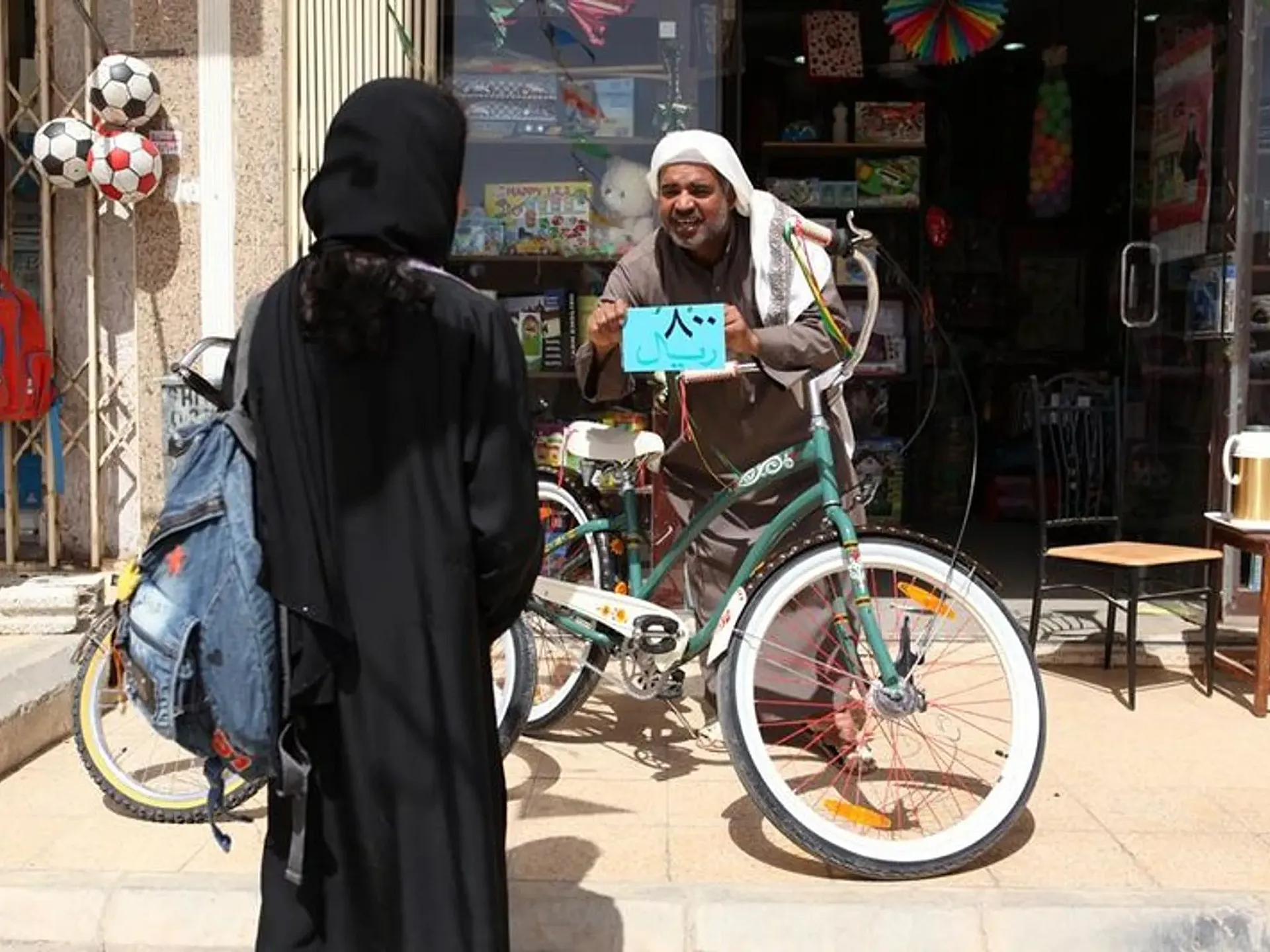“Una película sencilla y delicada que abre una ventana inédita a la vida cotidiana en Arabia Saudí” (Peter Bradshaw, The Guardian)