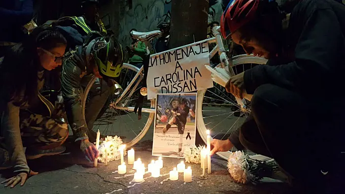 Los ciclistas urbanos de Bogotá rinden homenaje a Carolina Dussan