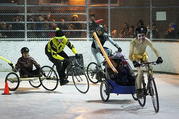 Bicicletas, hielo, cuádrigas y curling en la Icycle Bike Race