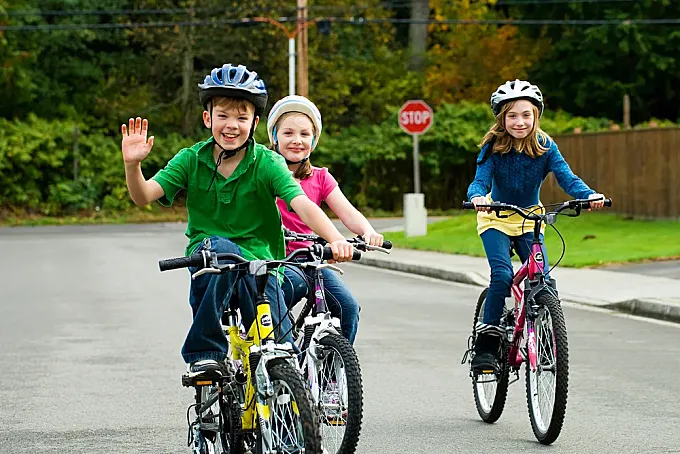 ¿Es el casco la causa de que menos niños vayan a la escuela en bici?