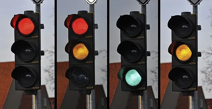 ¿Debemos los ciclistas saltarnos los semáforos en rojo? Hablan los expertos