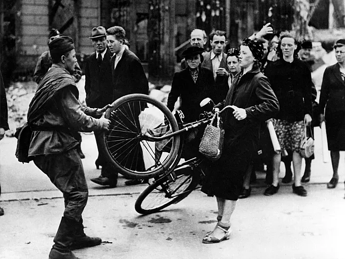 Berlín, 1945: un soldado ruso intenta robarle su bicicleta a una mujer alemana
