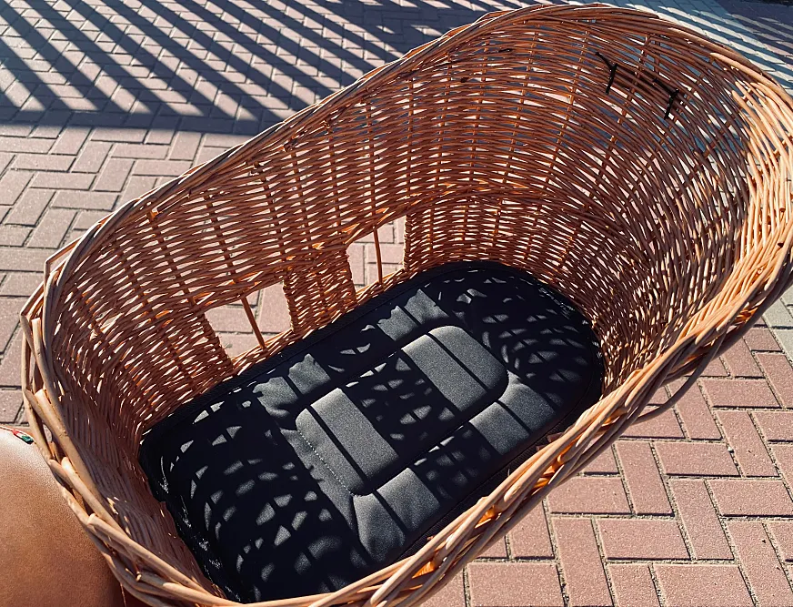 La cesta incluye un bonito cojín negro, que además puede lavarse con facilidad.