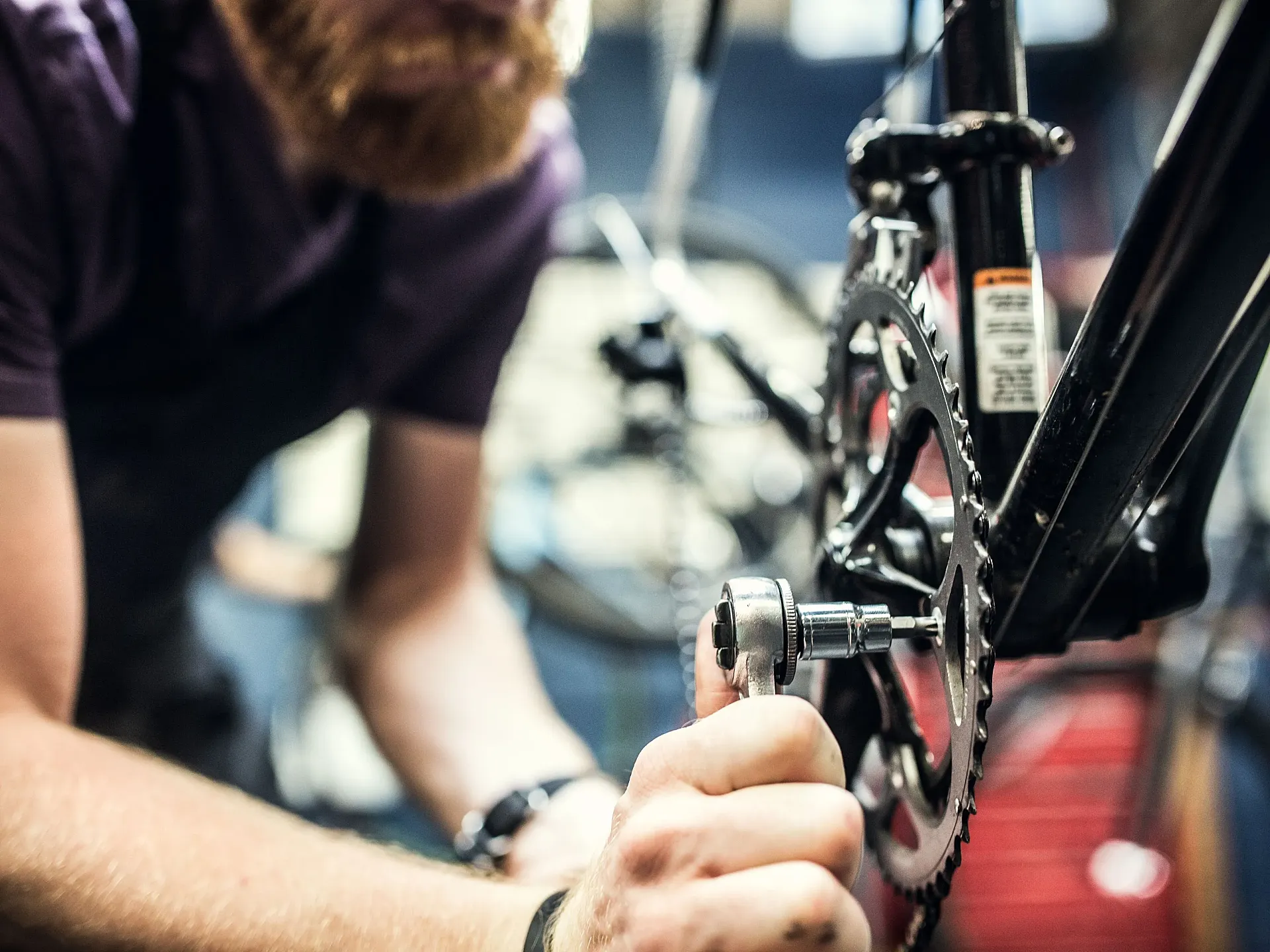 Una FP de 690 horas enfocada en la formación, normativa, mantenimiento y reparación de bicicletas convencionales, eléctricas y cargobikes.