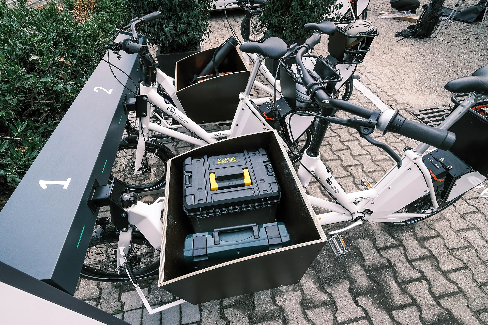Las cajas de transporte de las bicicletas eléctricas de carga pueden transportar hasta 100 kilos (foto: Ciudad de Düsseldorf, Michael Gstettenbauer).