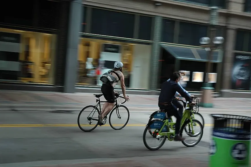 Un grupo de ciclistas urbanos.