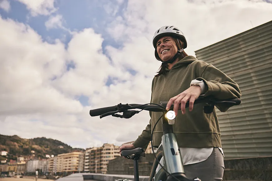 Es habitual ver a Edurne Pasabán con su bici por las calles de San Sebastián.