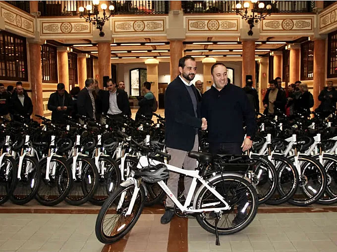 108 municipios de Barcelona reciben 150 bicicletas eléctricas Legend