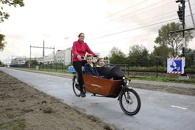 Holanda da pistas sobre el carril bici del futuro