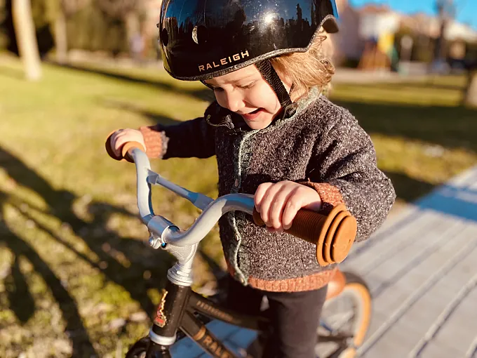Prueba de la bicicleta de equilibrio y el casco infantil Raleigh Propaganda: grandes esperanzas