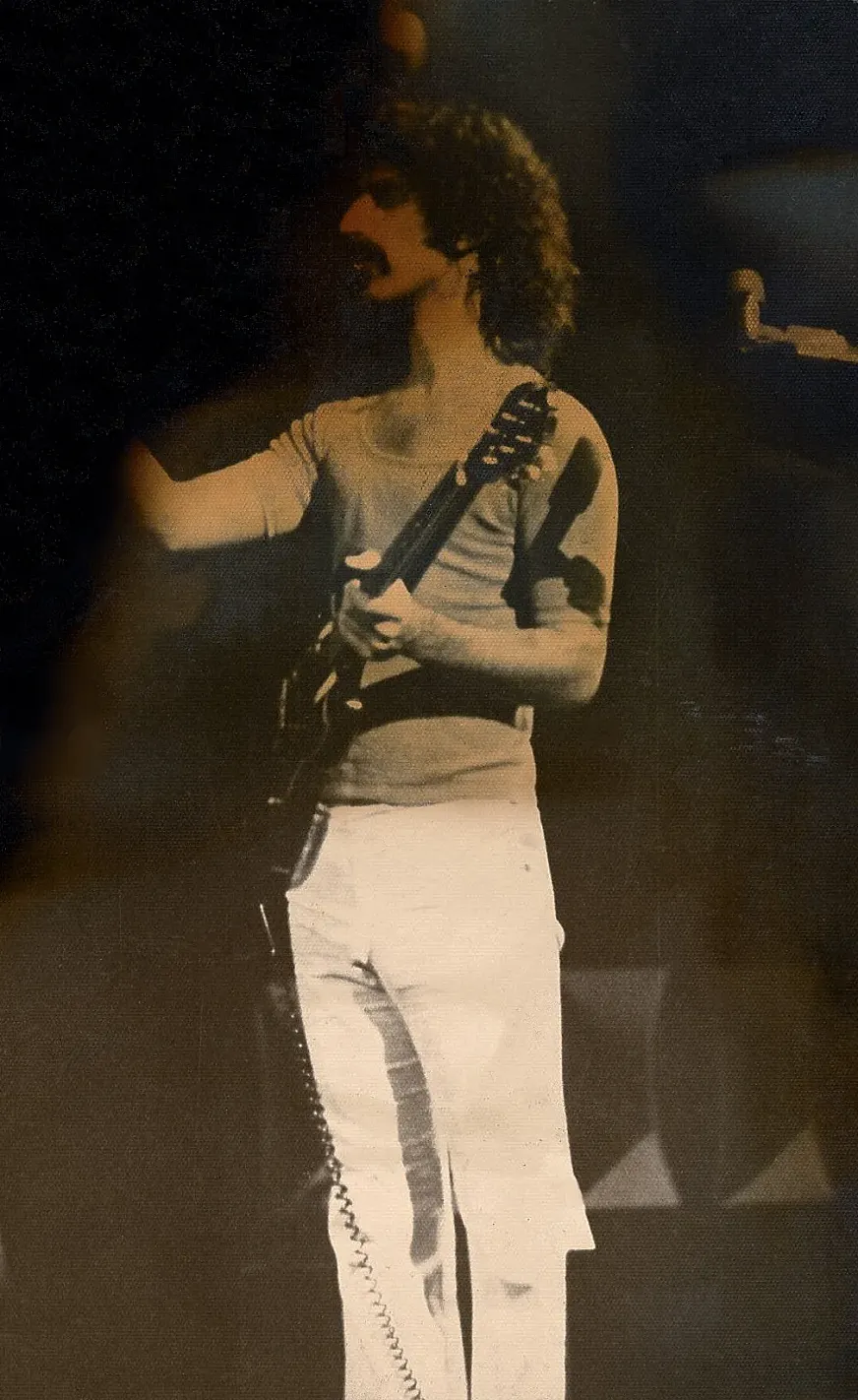 Frank Zappa, durante un concierto (foto: Eddie Berman).