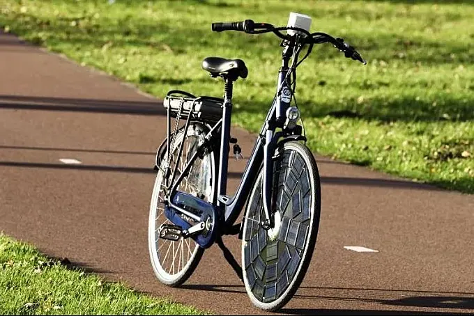 Inventan una bicicleta con paneles solares en la rueda