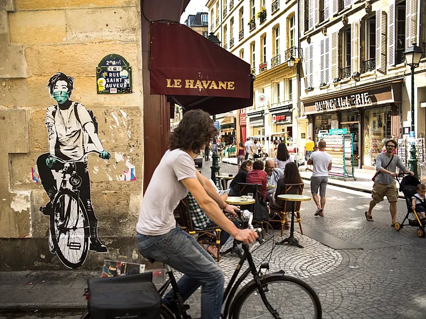 La 'Bike Girl' de Eddie Colla, en la calle Montorguiel de París.