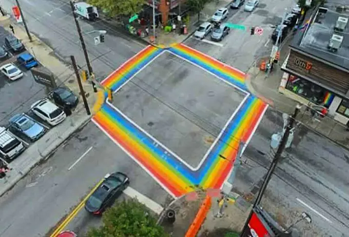 Atlanta pintará unos pasos de cebra arcoiris permanentes en una de sus calles principales