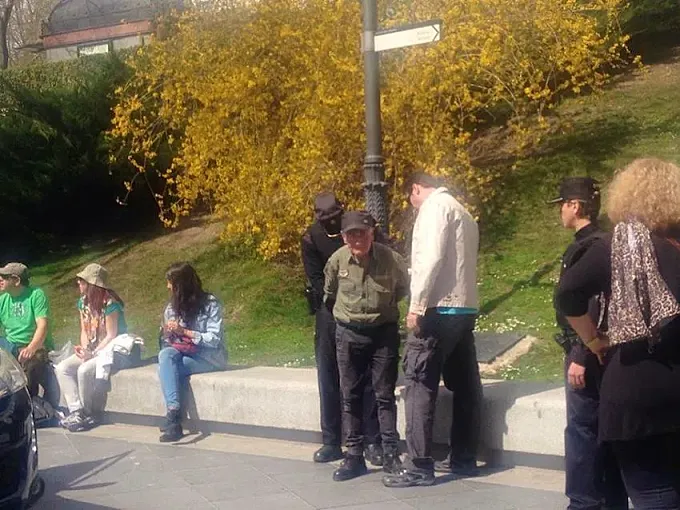 Detienen a un anciano que circulaba en bicicleta con una pancarta reivindicativa
