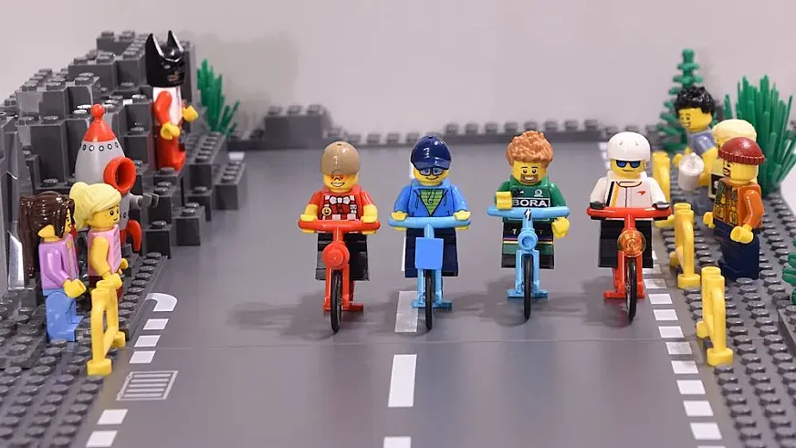 Miroslav Stolarik ha recreado el mundo del ciclismo con Lego.