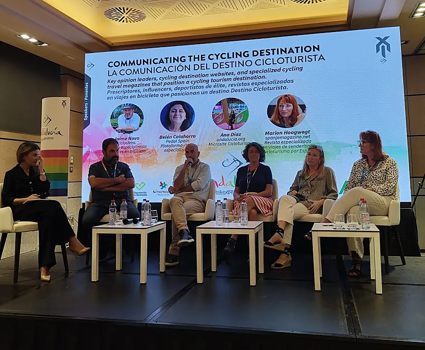 Mesa "La Comunicación del Destino Cicloturista".