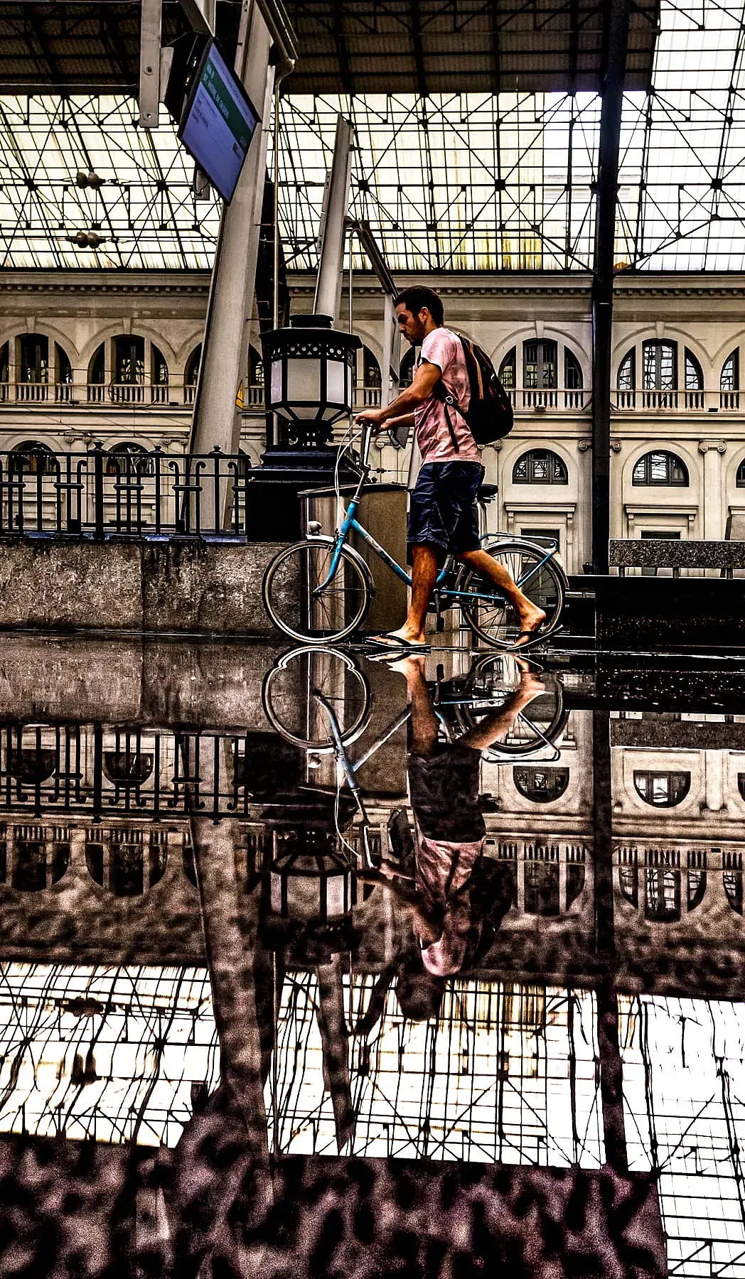 Víctor Saavedra, con su imagen 'Reflejos en la estación', es el ganador de la categoría 'En bici al trabajo'.