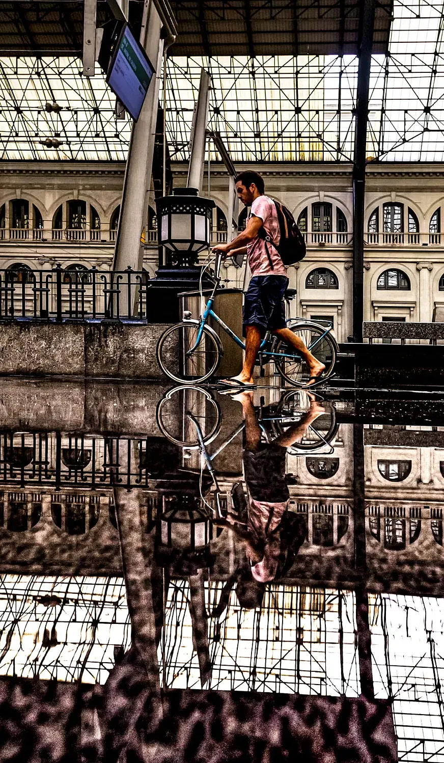 Víctor Saavedra, con su imagen 'Reflejos en la estación', es el ganador de la categoría 'En bici al trabajo'.