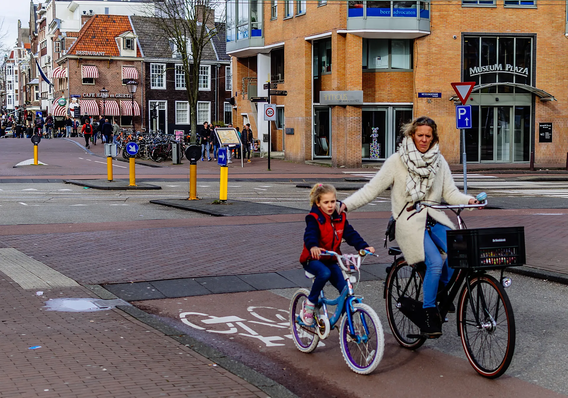 En ocasiones es difícil pedalear junto a alguien y mantener una conversación debido a la estrechez de muchos carriles bici.