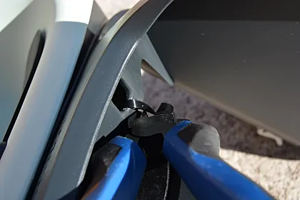 Necesitarás cortar las bridas para extraer el adaptador antes de su montaje.