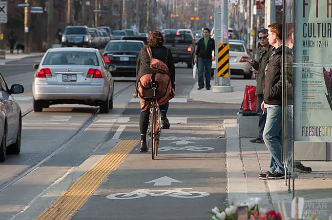 Canadá: bajar la velocidad máxima y crear carriles bici “frustra” a los automovilistas y provoca más accidentes