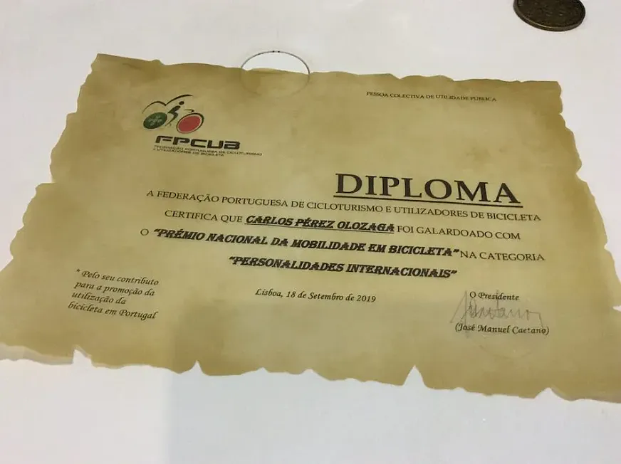 El diploma recibido por el miembro de Kalapie.