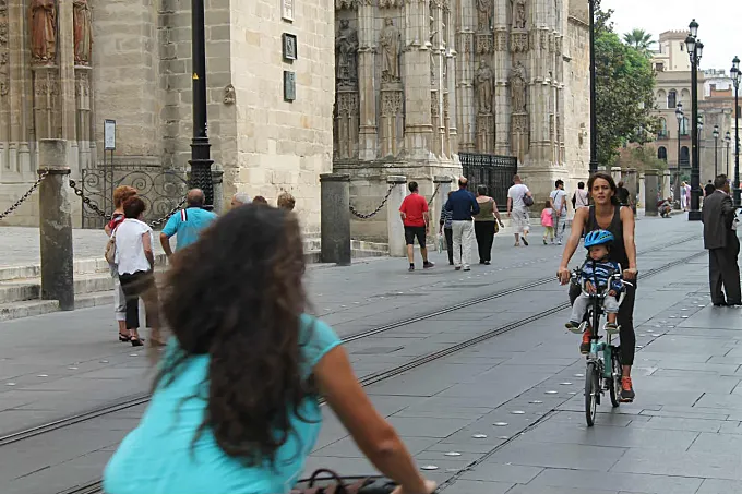 La Policía de Sevilla comienza a multar a los ciclistas que circulen por la acera