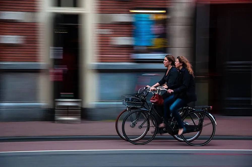 Una pareja de ciclistas urbanas.