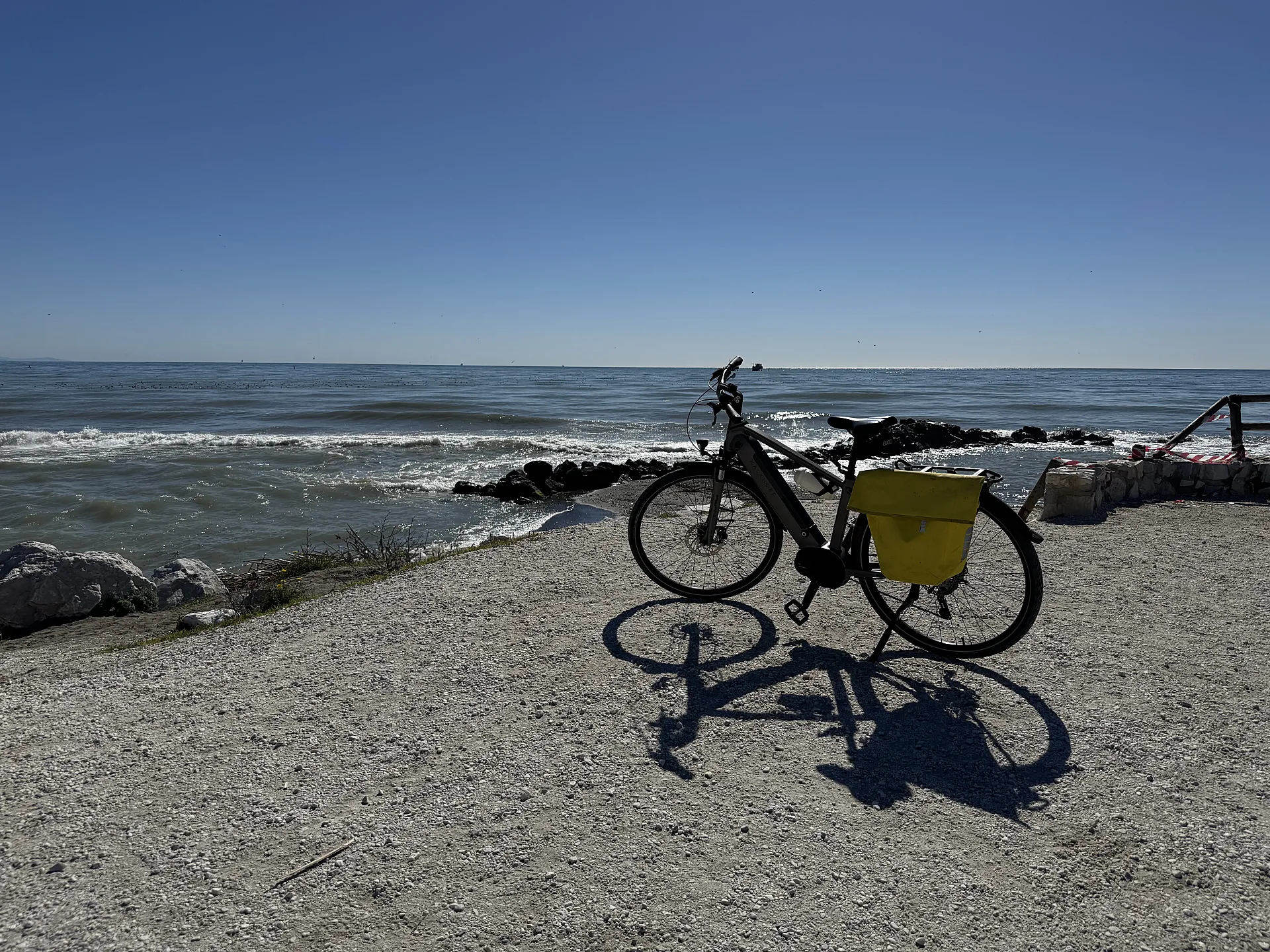 La EuroVelo 8 recorre la costa mediterránea desde Cádiz hasta Chipre y tiene una longitud total de 7.450km.