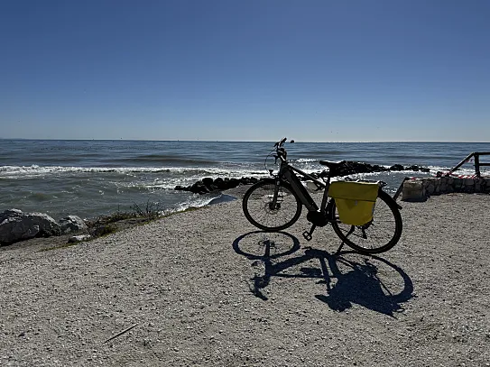 La EuroVelo 8 recorre la costa mediterránea desde Cádiz hasta Chipre y tiene una longitud total de 7.450km.