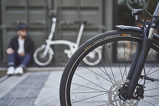 Buen agarre, duraderas, fiables con elementos reflectantes... un buen calzado para tu bici, sea eléctrica o no.