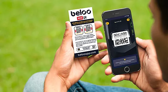 Un sencillo código QR con todos tus datos adherido al casco.