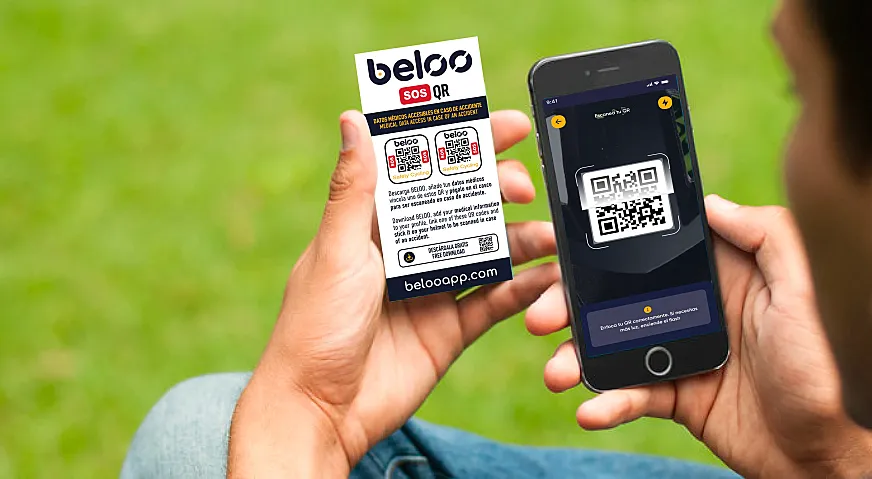 Un sencillo código QR con todos tus datos adherido al casco.