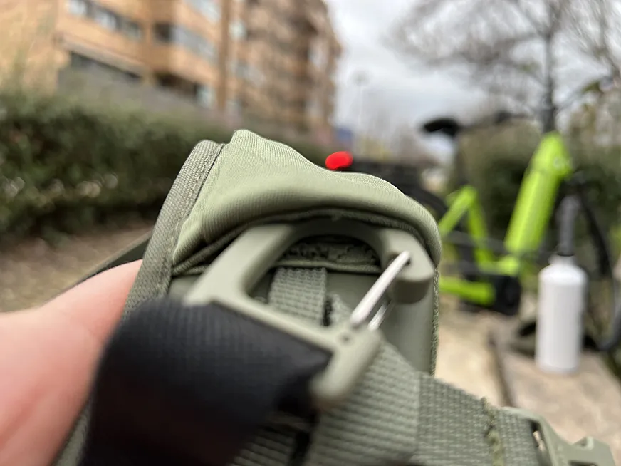 En uno de los tirantes encontramos oculto otro mosquetón perfecto para colgar guantes, una botella de agua o cualquier otra cosa que necesitemos tener a mano.