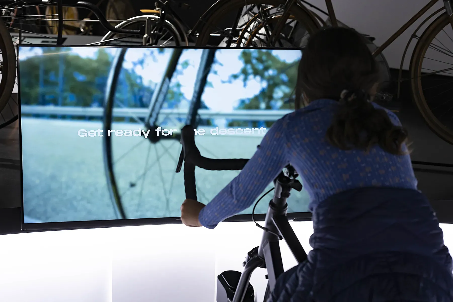 Tres simuladores virtuales de ciclismo para subir puertos y hacer descensos.