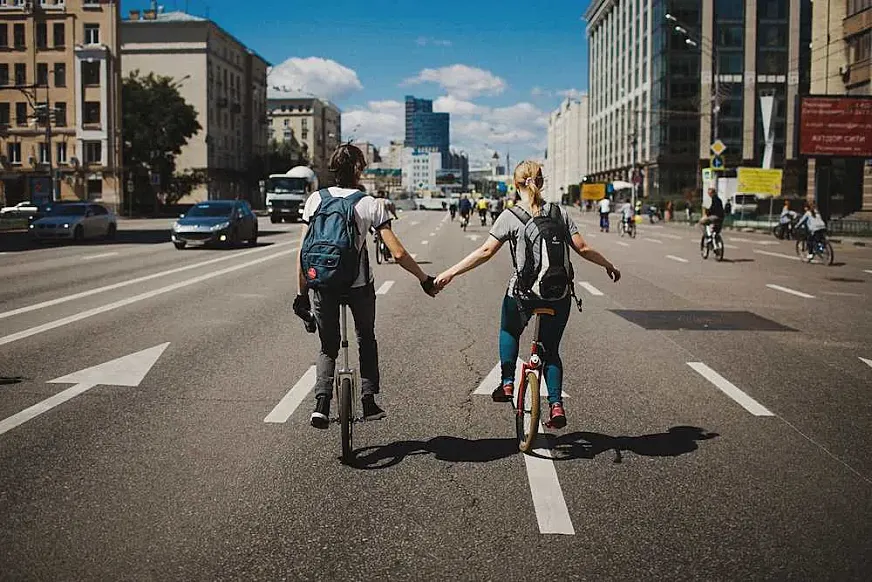 Una pareja, durante la celebración del Bicycle Parade de Moscú.