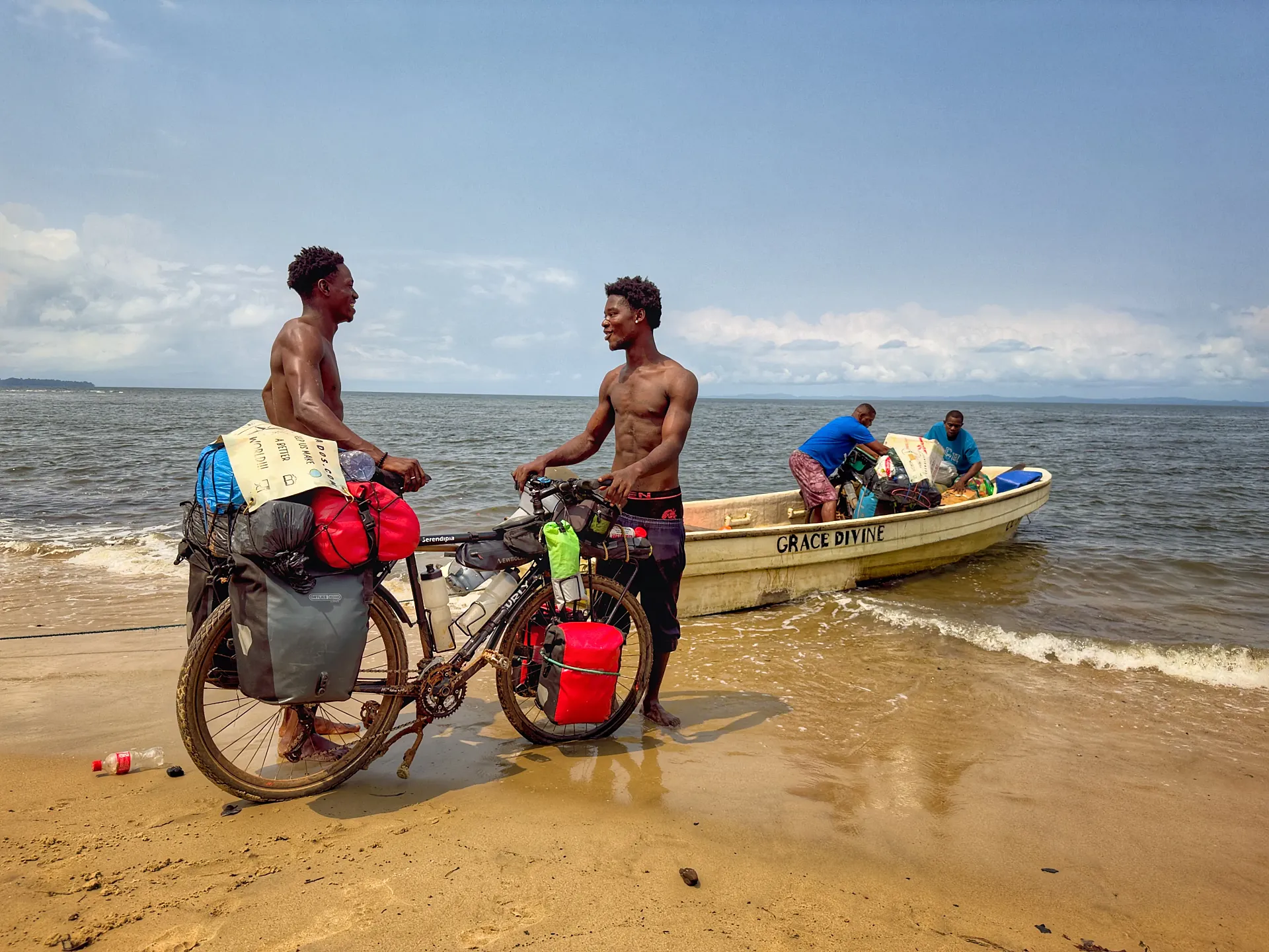 Montando las bicis en la frontera de Gabón con Guinea Ecuatorial.